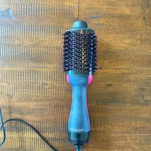 REVLON One-Step Hair Dryer And Volumizer Brush